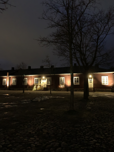 Etelä-Karjalan vihreiden toimisto kuvattuna iltahämärässä